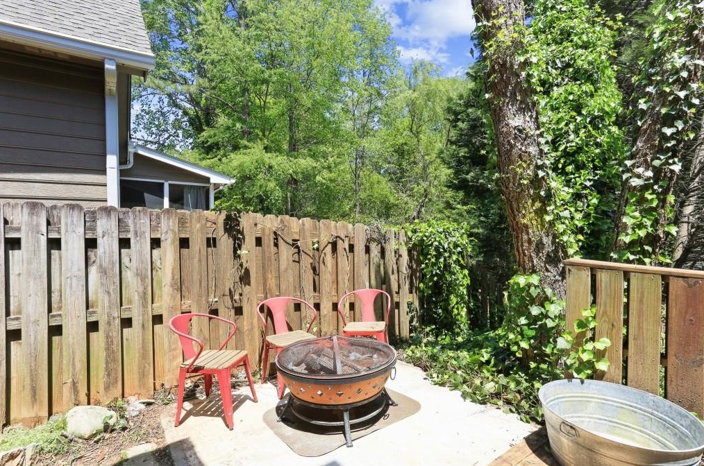 1056 Ashbury Dr, Decatur GA  30030-4165 exterior