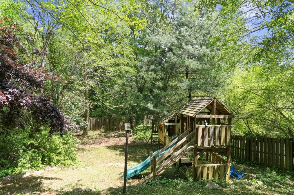 1056 Ashbury Dr, Decatur GA  30030-4165 exterior