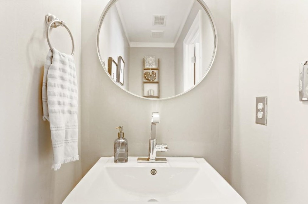 1056 Ashbury Dr, Decatur GA  30030-4165 exterior