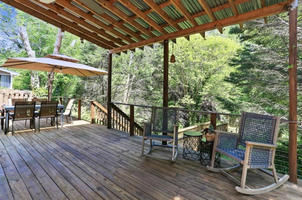 1056 Ashbury Dr, Decatur GA  30030-4165 exterior