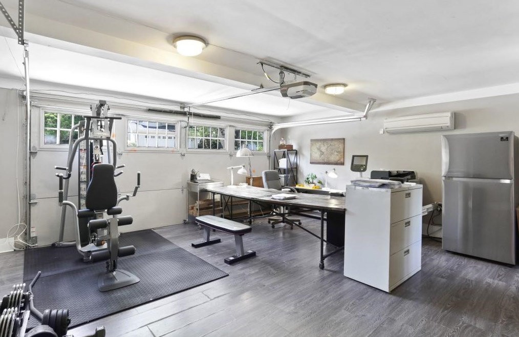 1056 Ashbury Dr, Decatur GA  30030-4165 exterior