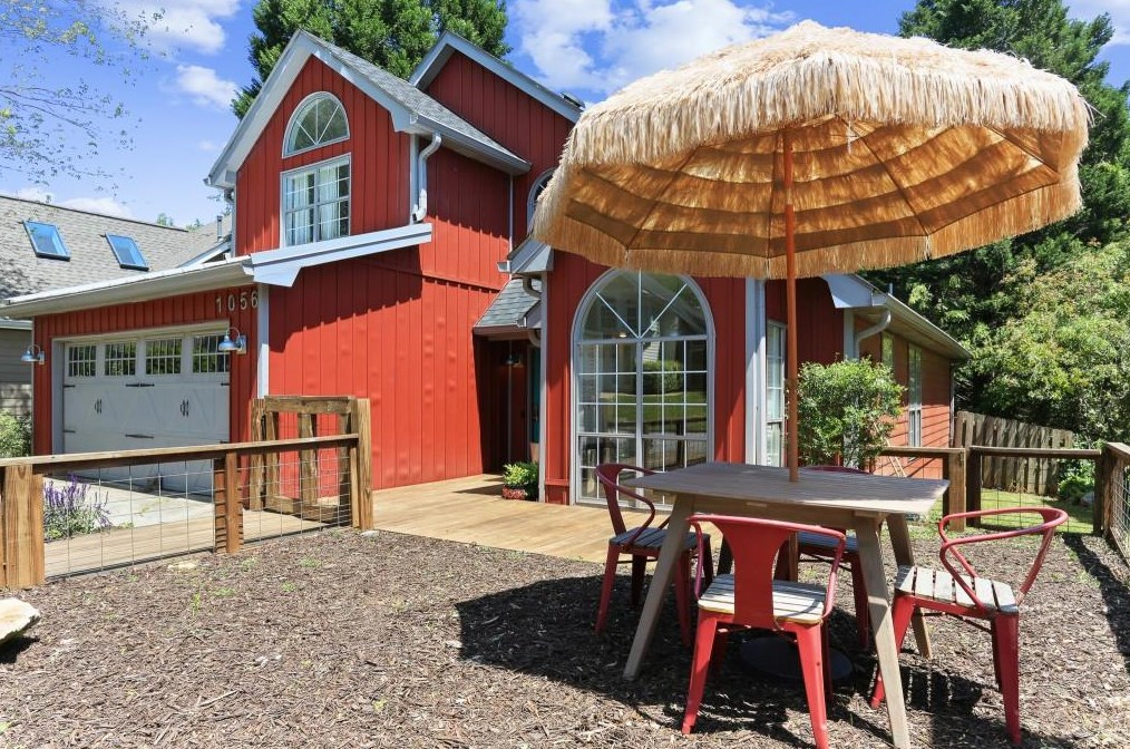 1056 Ashbury Dr, Decatur GA  30030-4165 exterior