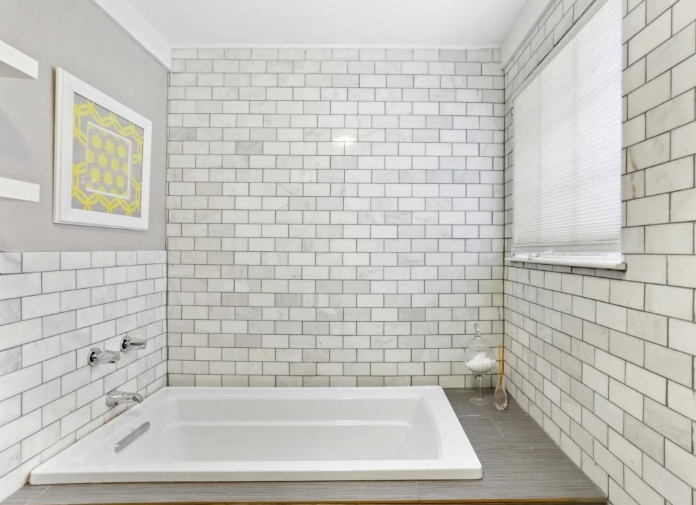 1056 Ashbury Dr, Decatur GA  30030-4165 exterior