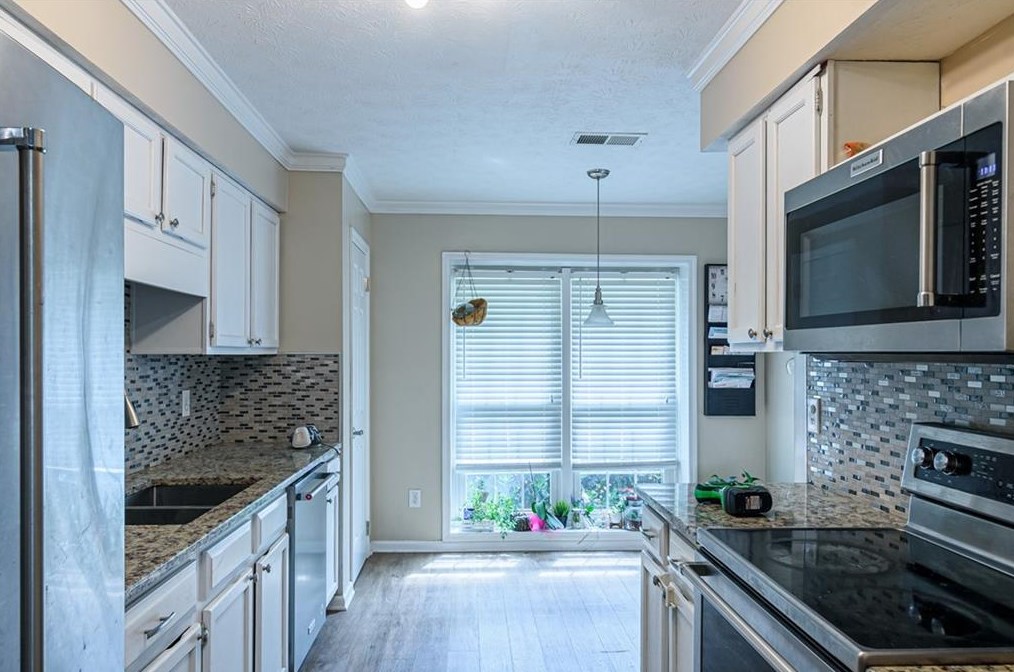110 Courtyard Ter, Roswell, GA 30075-4569