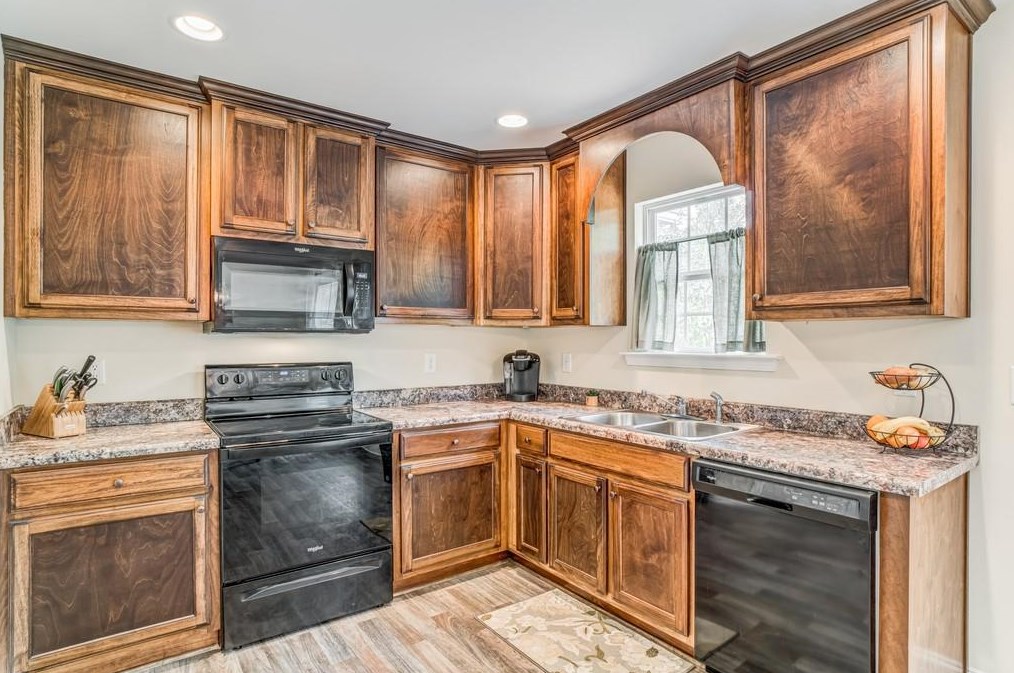 5517 Latham Manor Dr, Gainesville GA  30506-6947 exterior