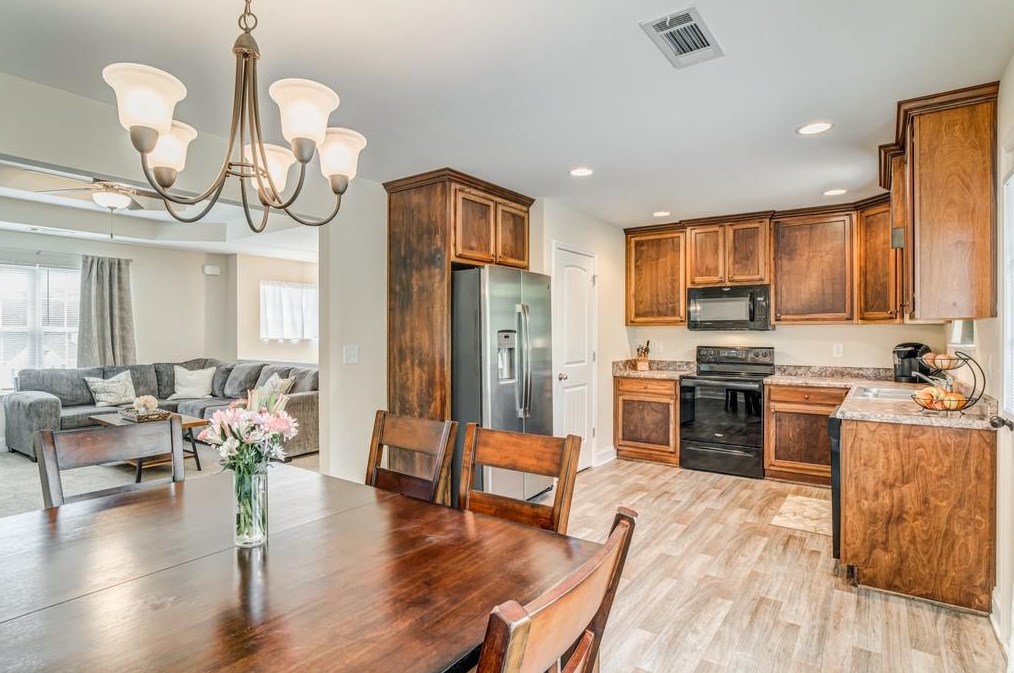 5517 Latham Manor Dr, Gainesville GA  30506-6947 exterior