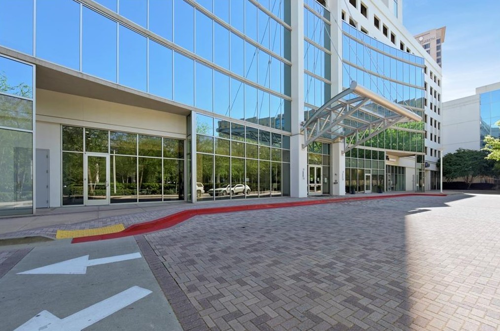 3324 Peachtree Rd, Atlanta GA  30326-1001 exterior