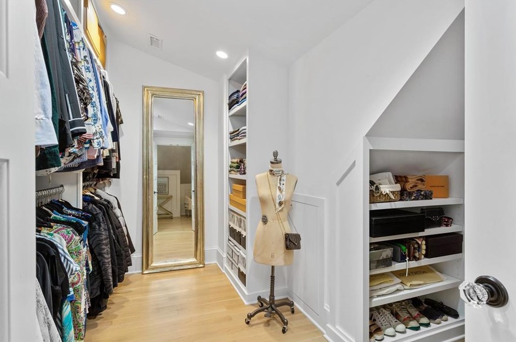 2095 Springlake Dr, Atlanta GA  30305-3917 exterior