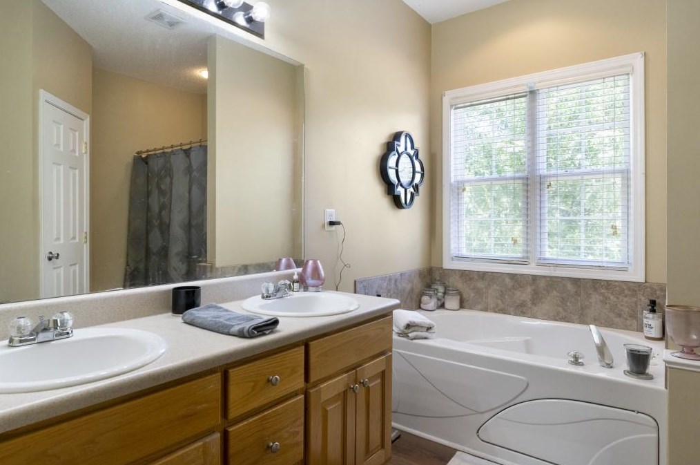 138 King Edward Ct, Calhoun GA  30701-7987 exterior