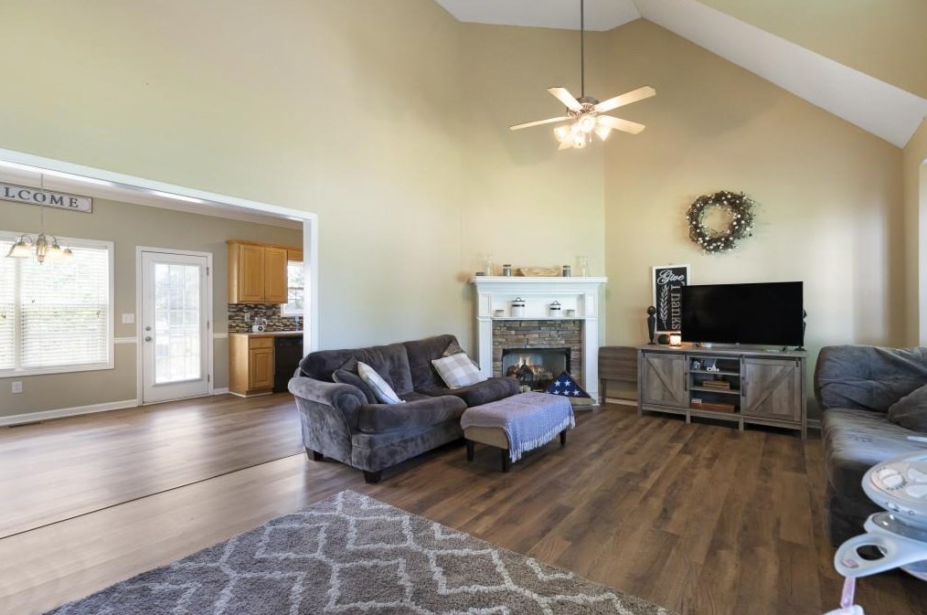 138 King Edward Ct, Calhoun GA  30701-7987 exterior
