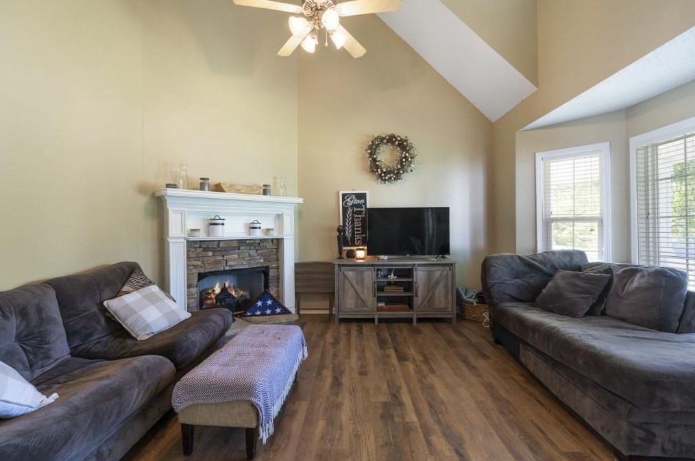 138 King Edward Ct, Calhoun GA  30701-7987 exterior