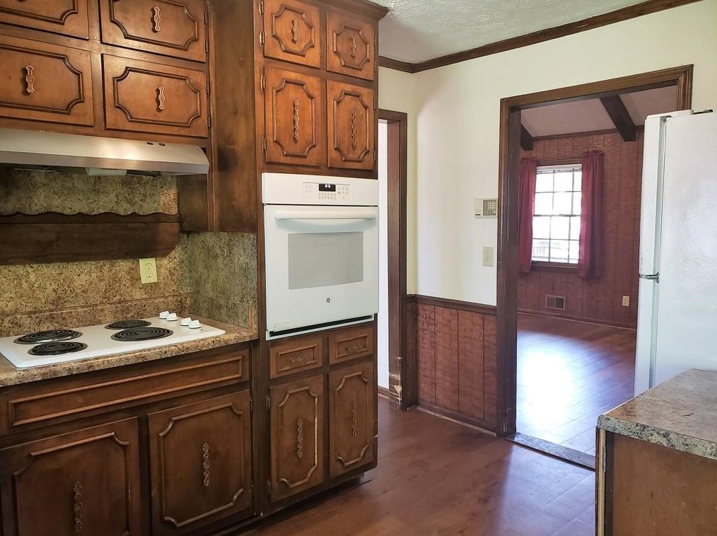 2116 Tudor Castle Cir, Decatur GA  30035-2158 exterior