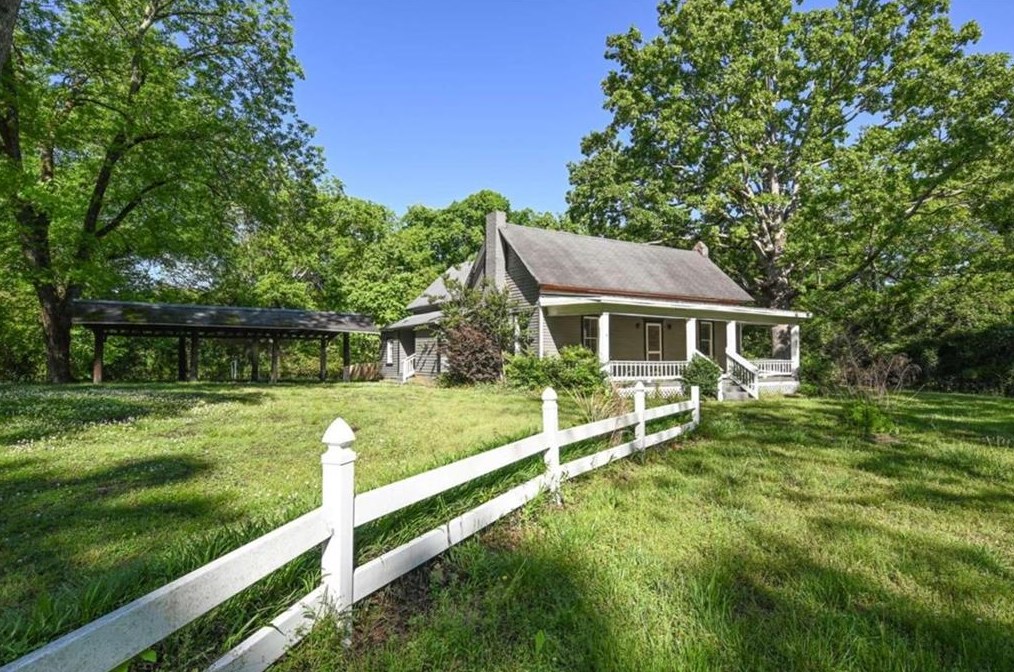 22 Hall St, Hoschton, GA 30548-2063