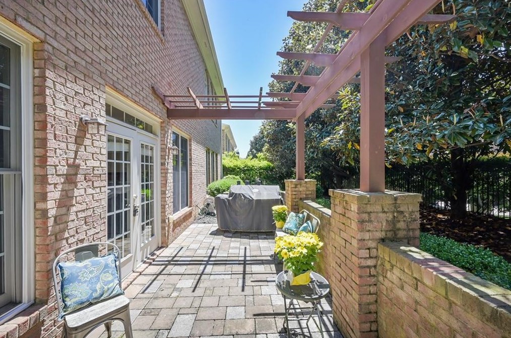 385 Wembley Cir, Atlanta GA  30328-6756 exterior