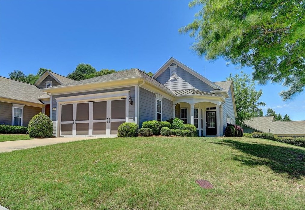 6352 Rockpoint Ln, Hoschton, GA 30548-8224