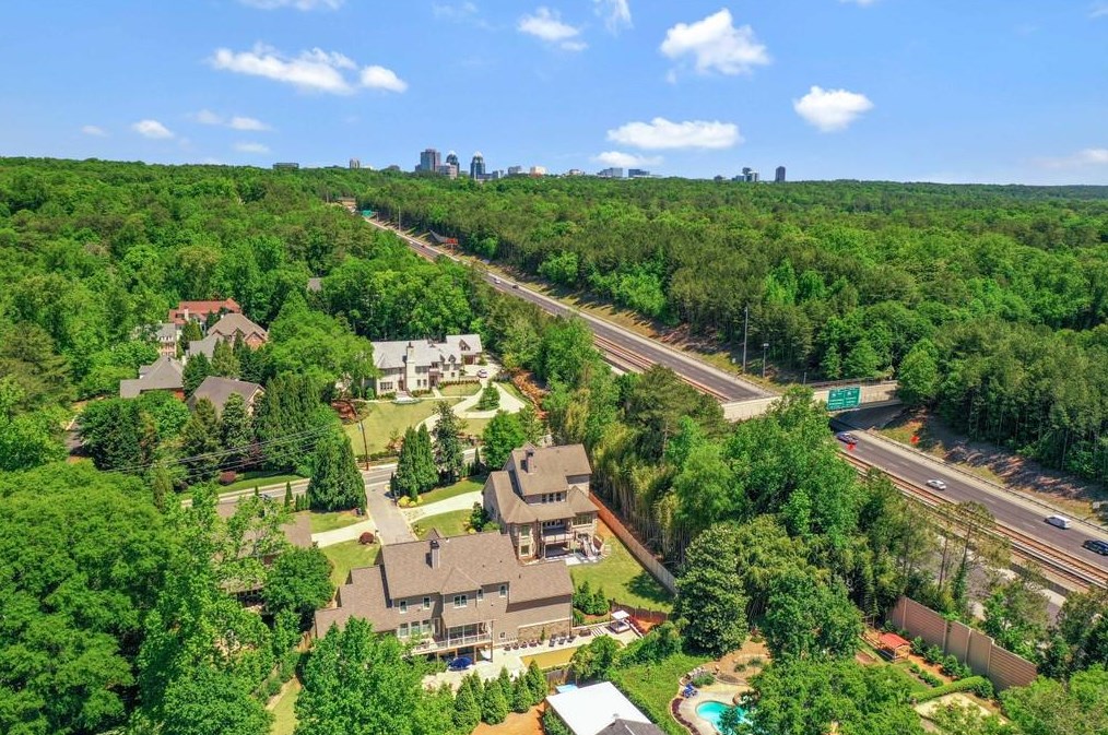671 Windsor Pkwy, Atlanta GA  30342-2801 exterior