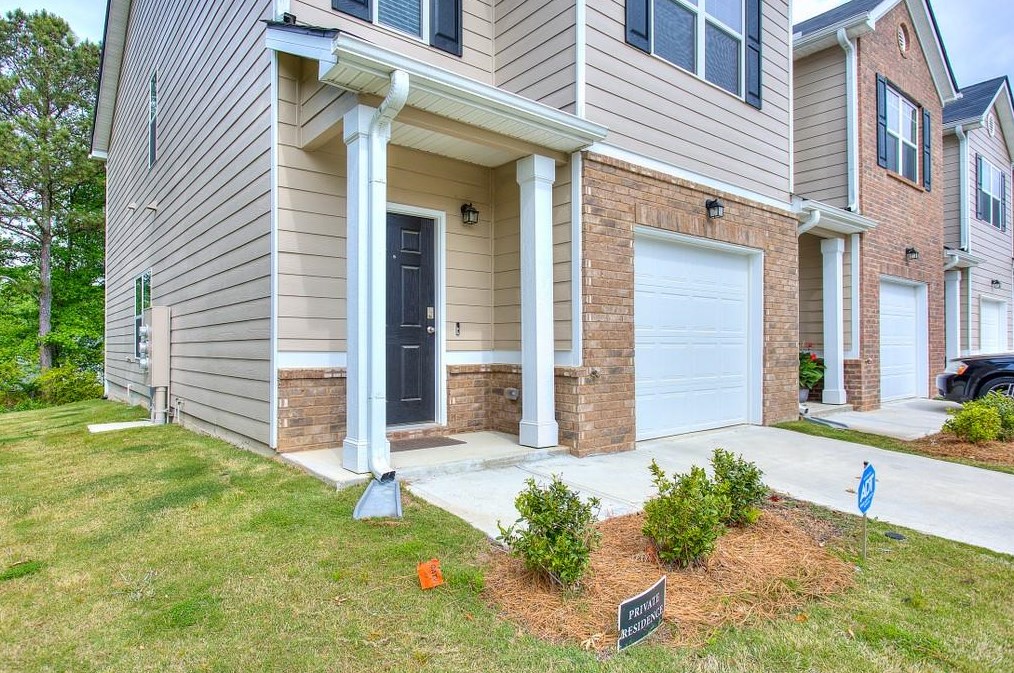 6078 Rockaway Rd, Atlanta, GA 30349-8657
