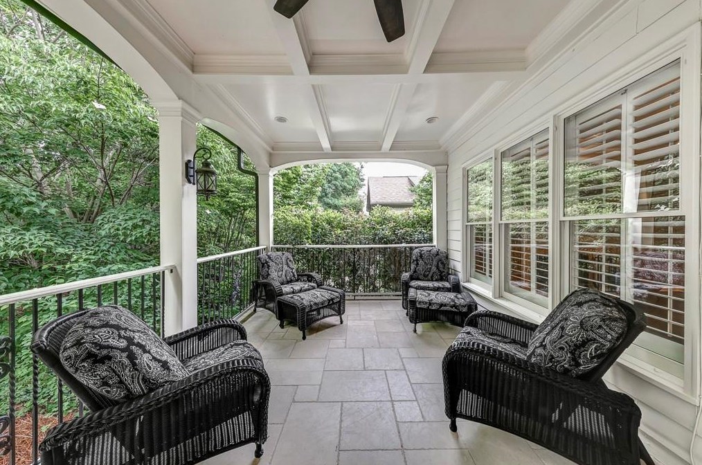3176 Windsor Lake Dr, Atlanta GA  30319-2372 exterior