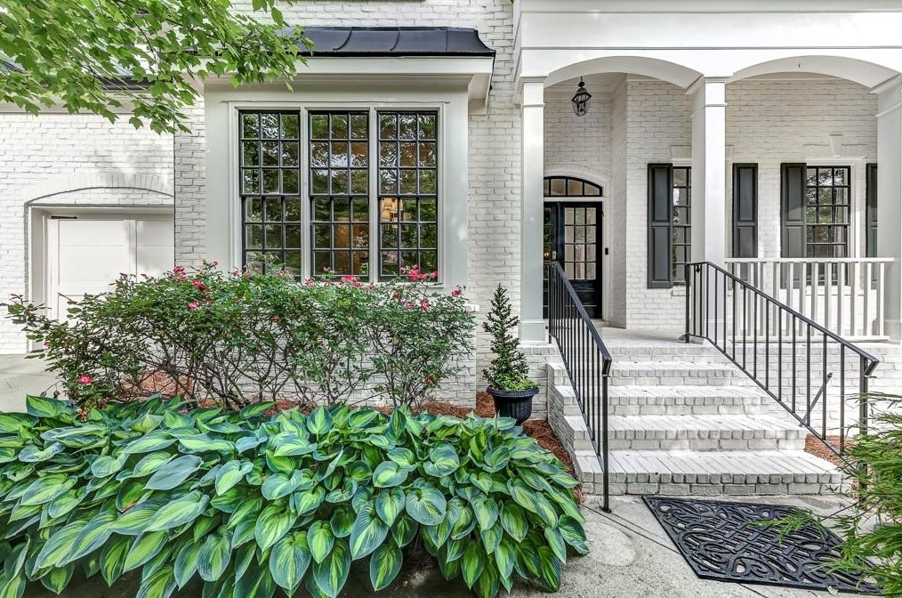 3176 Windsor Lake Dr, Atlanta, GA 30319-2372