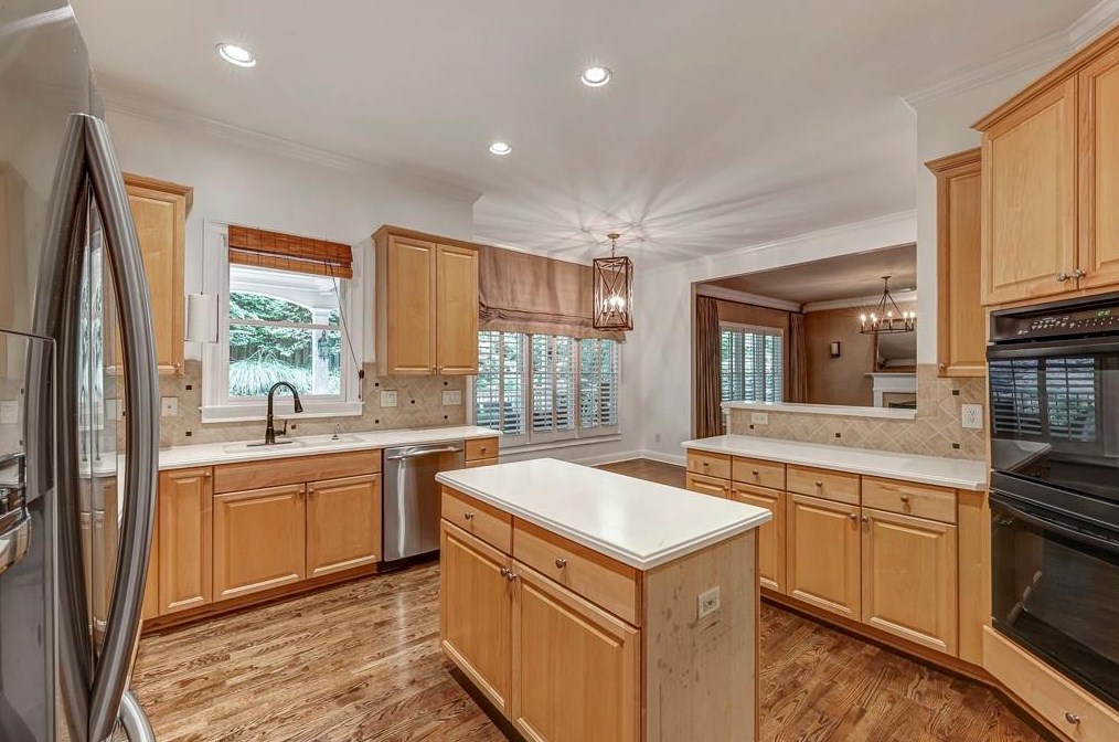3176 Windsor Lake Dr, Atlanta GA  30319-2372 exterior