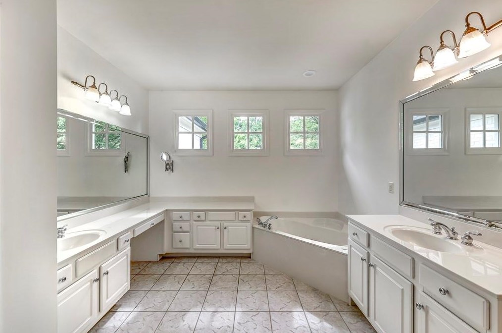 3176 Windsor Lake Dr, Atlanta GA  30319-2372 exterior