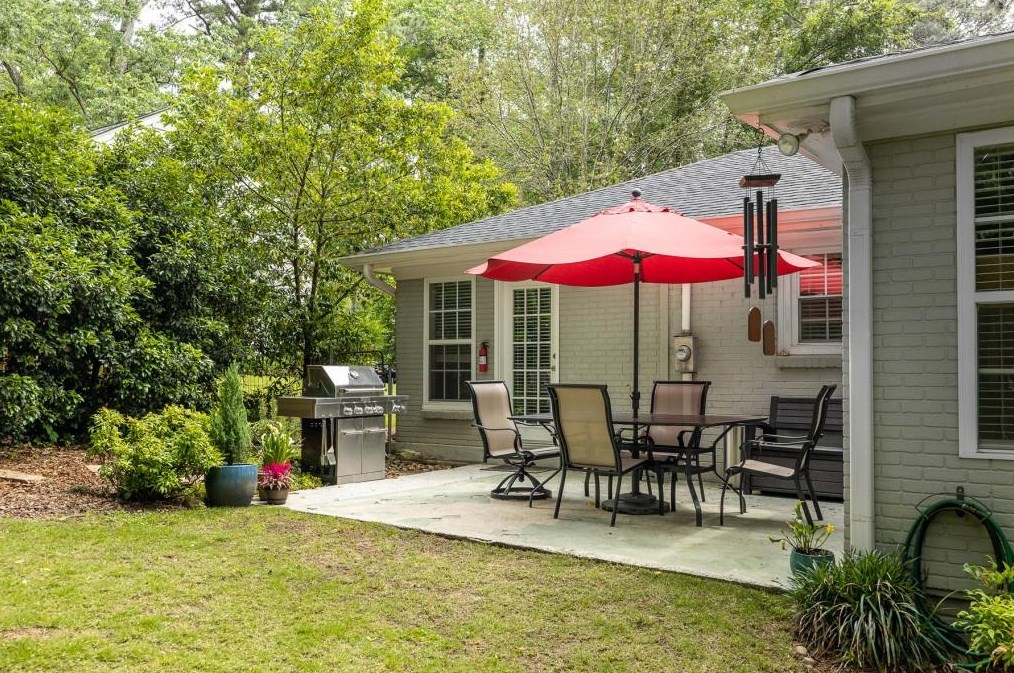 2236 Desmond Dr, Decatur GA  30033-4742 exterior