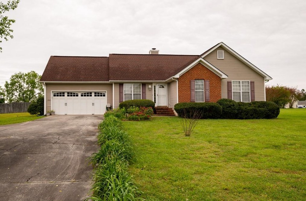 135 Moss Creek Dr, Calhoun, GA 30701-9544