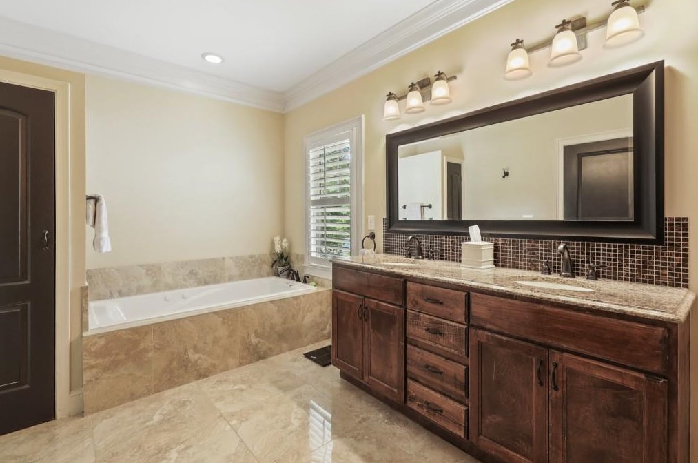 4805 Northway Dr, Atlanta GA  30342-2425 exterior
