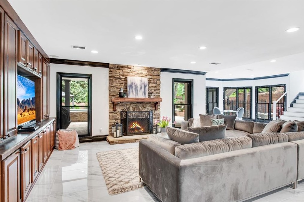 220 Windsor Gate Cv, Atlanta GA  30342-2864 exterior