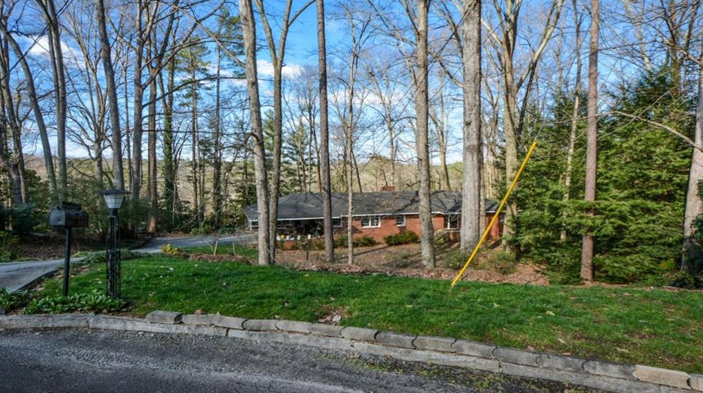 840 Starlight Cir, Atlanta, GA 30342-2824