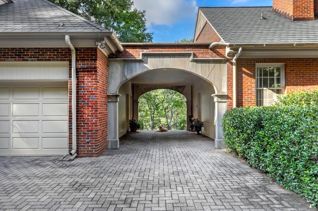 5730 Winterthur Ln, Atlanta GA  30328-4661 exterior