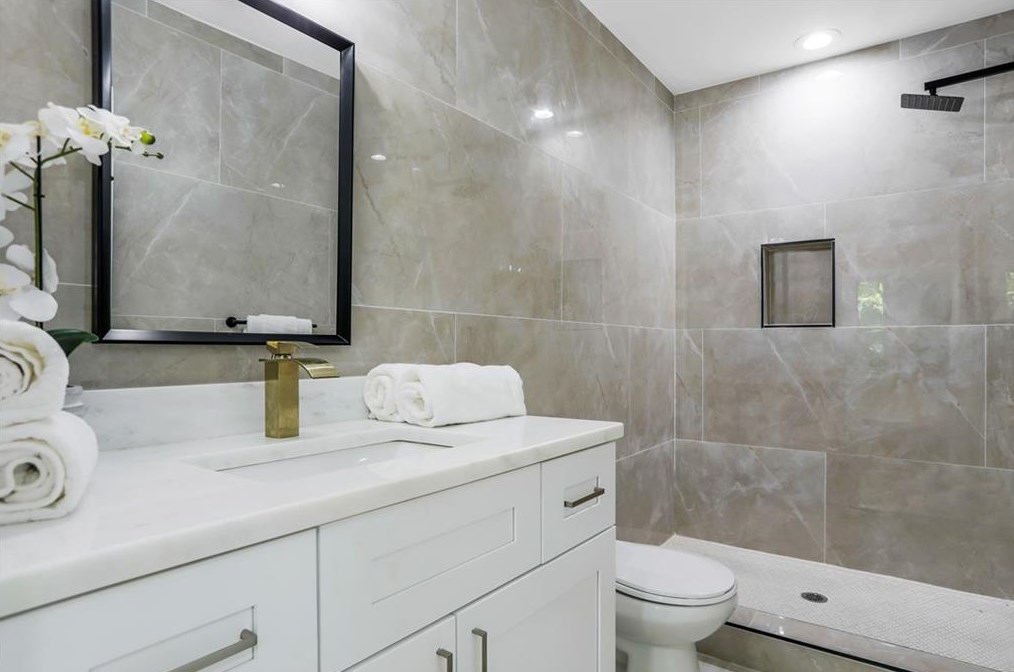 1660 Columbia Cir, Decatur GA  30032-4607 exterior