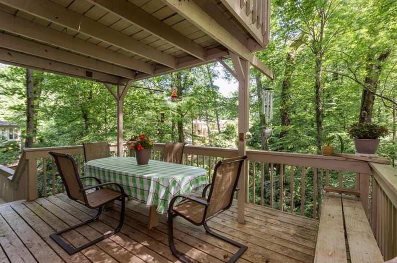 1971 Woodsdale Rd, Atlanta GA  30324-2763 exterior