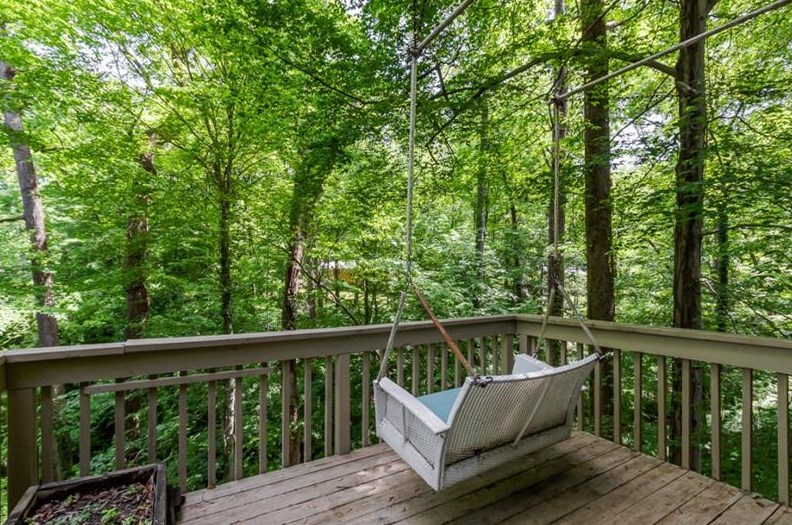 1971 Woodsdale Rd, Atlanta GA  30324-2763 exterior