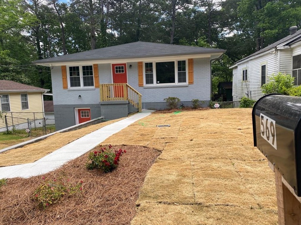 569 Woods Dr, Atlanta GA  30318-6105 exterior