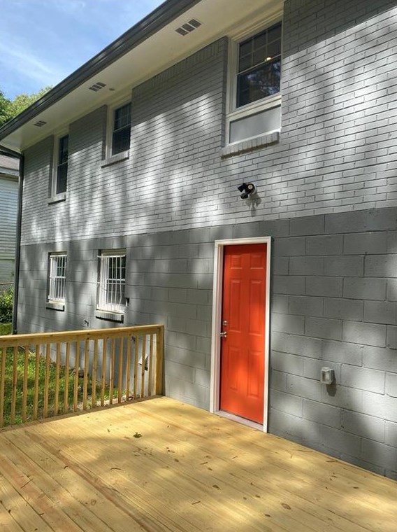 569 Woods Dr, Atlanta GA  30318-6105 exterior
