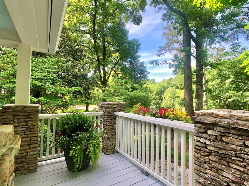 709 Woodward Way, Atlanta GA  30327-1254 exterior