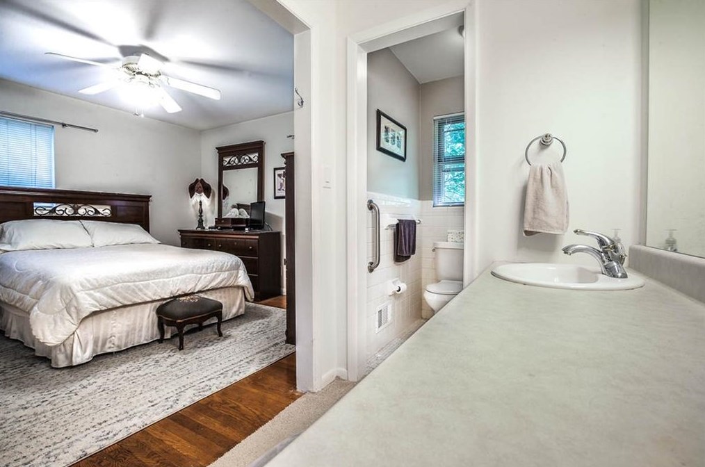 1318 Weston Dr, Decatur GA  30032-2551 exterior