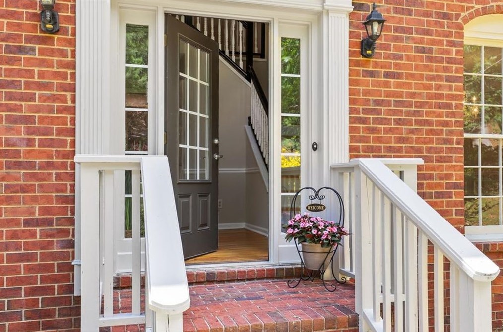 170 River Landing Dr, Roswell, GA 30075-5044