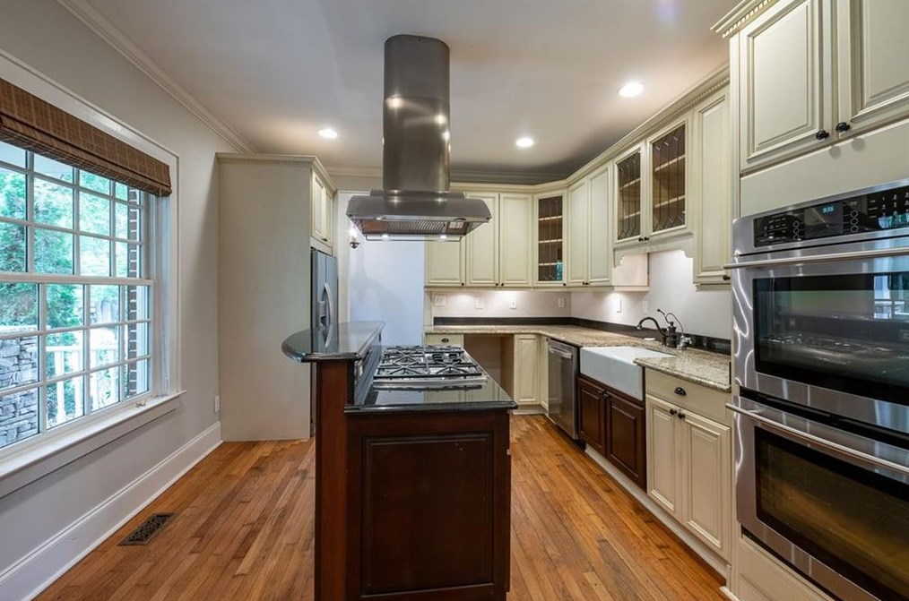 226 Inman Dr, Decatur GA  30030-3833 exterior