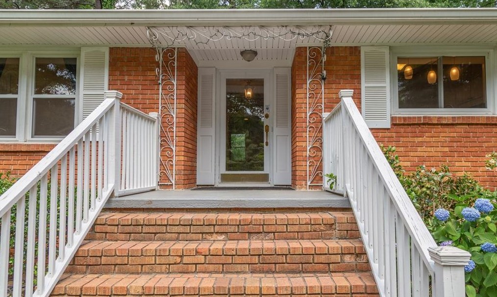 1555 Heatherwood Dr, Decatur GA  30033-1704 exterior