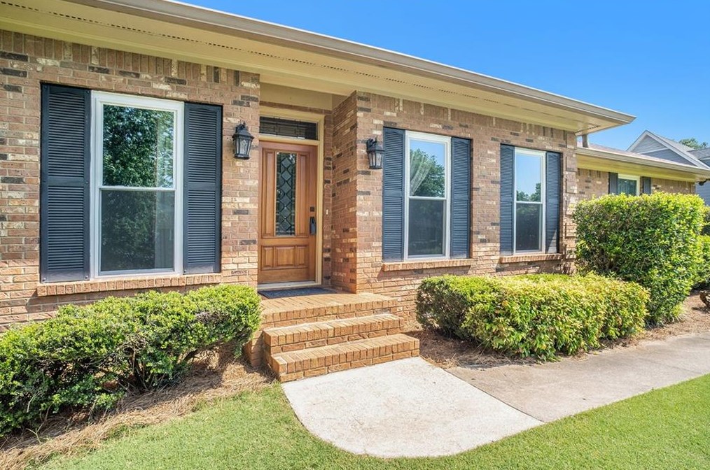 125 Oak Knoll Way, Roswell, GA 30075-2355