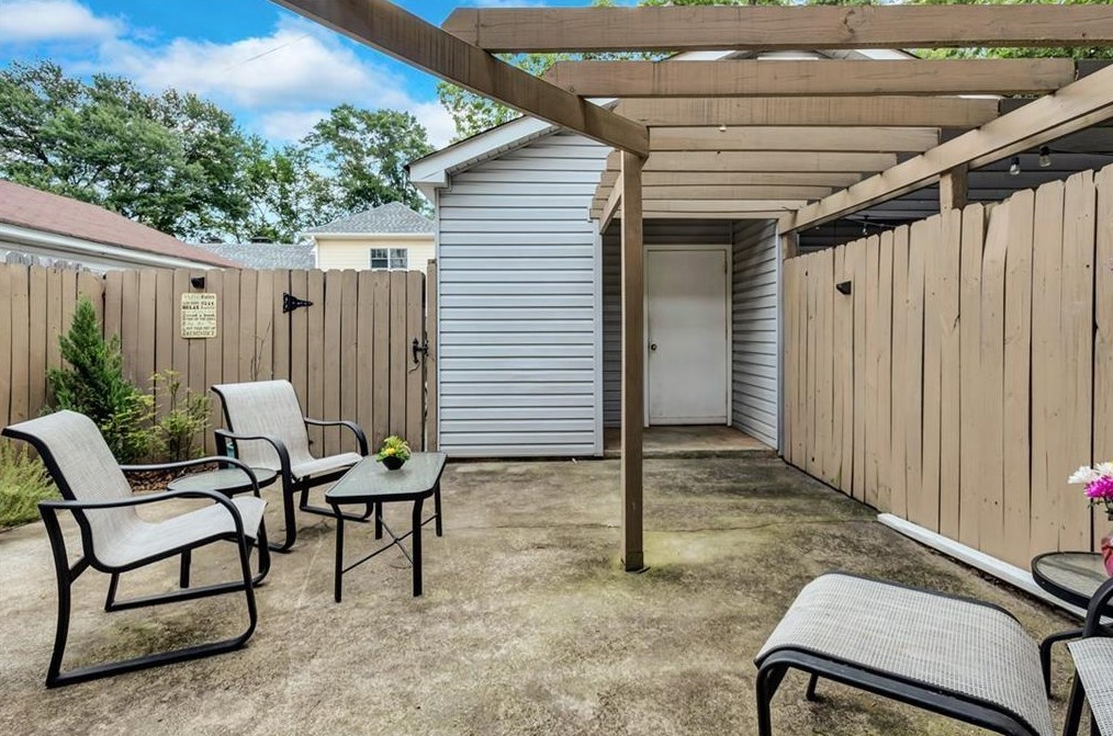 524 Commerce Dr, Decatur GA  30030-2608 exterior