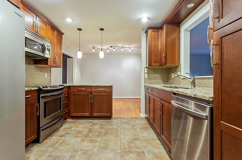 1718 Woodcliff Ct, Atlanta GA  30329-2433 exterior