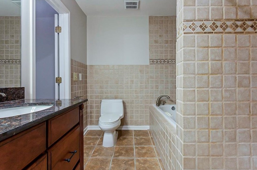 1718 Woodcliff Ct, Atlanta GA  30329-2433 exterior
