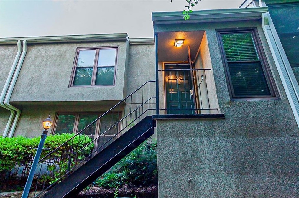 1718 Woodcliff Ct, Atlanta GA  30329-2433 exterior