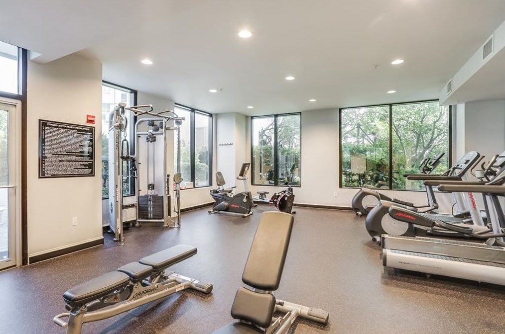 2828 Peachtree Rd, Atlanta GA  30305-5111 exterior