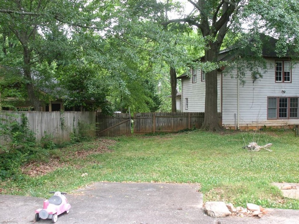 1333 Peachcrest Rd, Decatur GA  30032-2505 exterior