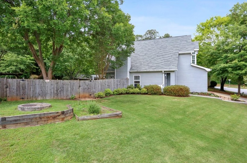 1027 Ashbury Dr, Decatur GA  30030-4167 exterior