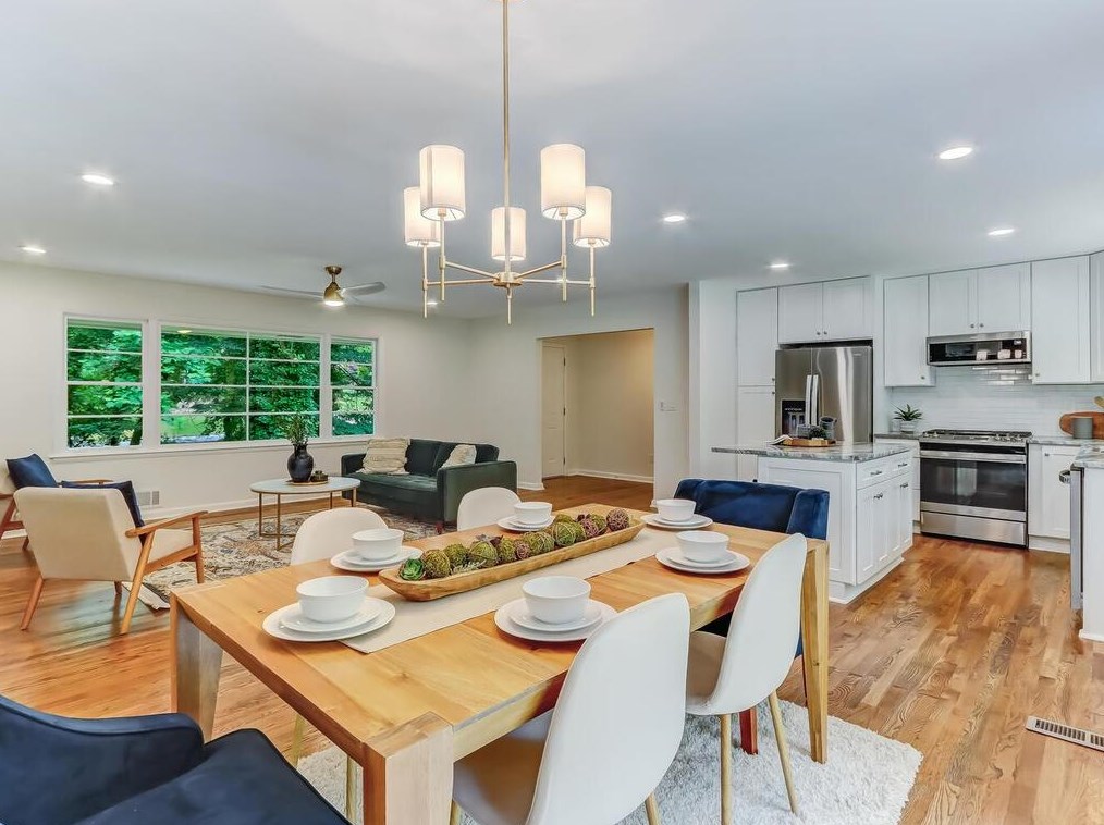 2556 Sunset Dr, Atlanta GA  30345-1947 exterior